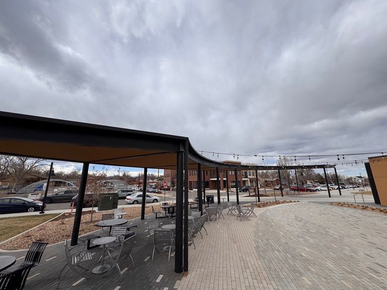 Outdoor curved steel park canopy complete seating area